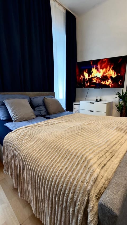 Bed, TV and multimedia, Bedroom