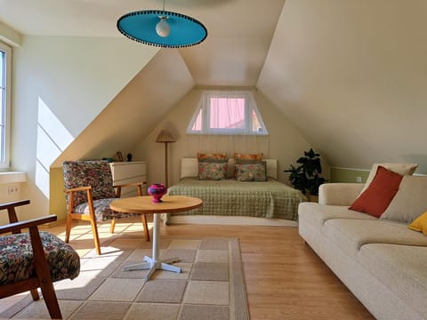 Bed, Seating area