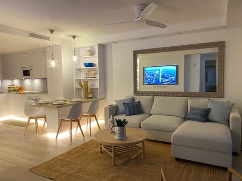 TV and multimedia, Kitchen or kitchenette, Living room, Seating area, Dining area, fireplace