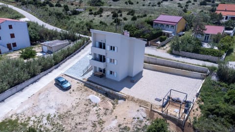 Property building, Day, Neighbourhood, Natural landscape, Bird's eye view, Location, Parking