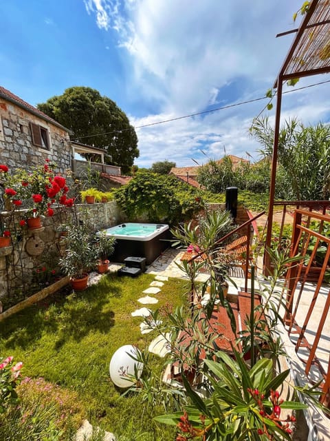 Shower, Natural landscape, Garden, Hot Tub, Garden view, sunbed