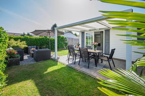 Property building, Day, Garden, Dining area, Garden view
