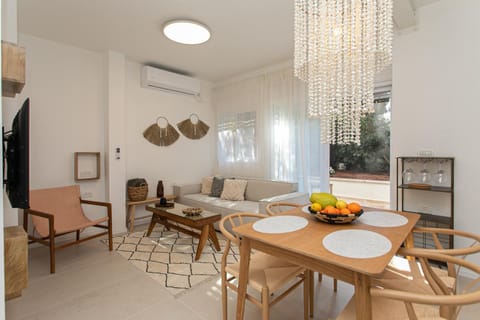 TV and multimedia, Living room, Seating area, Dining area, air conditioner