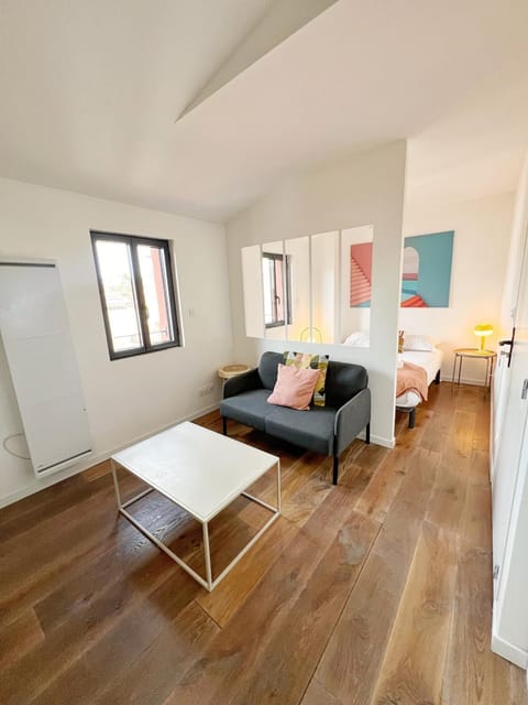 Bed, Photo of the whole room, Seating area, Bedroom