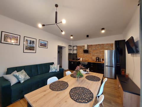 Kitchen or kitchenette, Seating area, Dining area