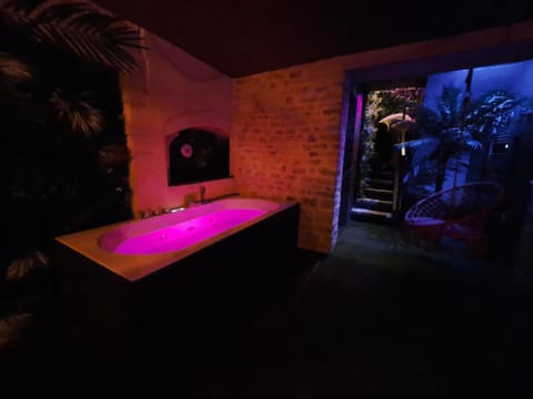 La Bayeuzen - La Tropicale - Love Room Apartment in Bayeux