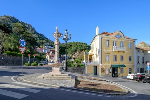 Property building, Nearby landmark, Natural landscape, Landmark view, Mountain view, Location