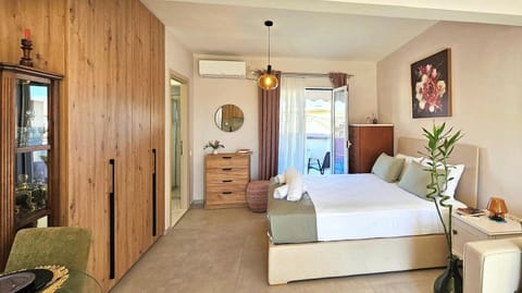 Bed, Balcony/Terrace, Photo of the whole room, Bedroom, Guests, wardrobe, air conditioner