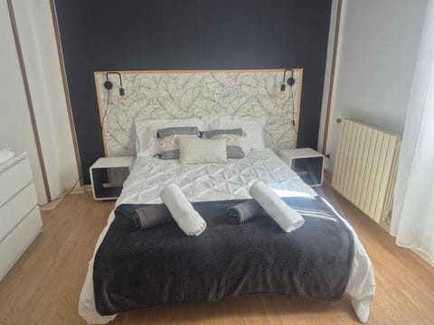 Bed, Bedroom, towels