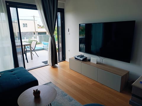 TV and multimedia, Living room, Evening entertainment