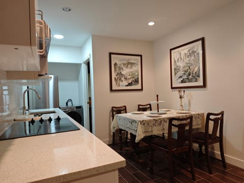 Kitchen or kitchenette, Dining area