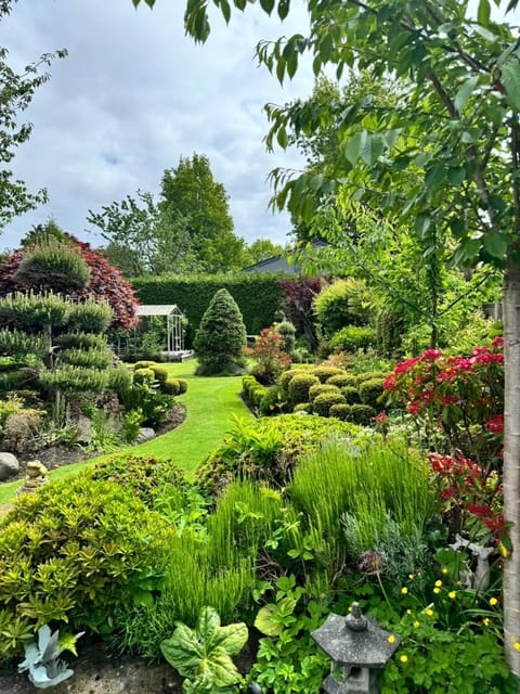 Property building, Day, Natural landscape, Garden, Garden view