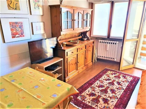 TV and multimedia, Seating area, Dining area