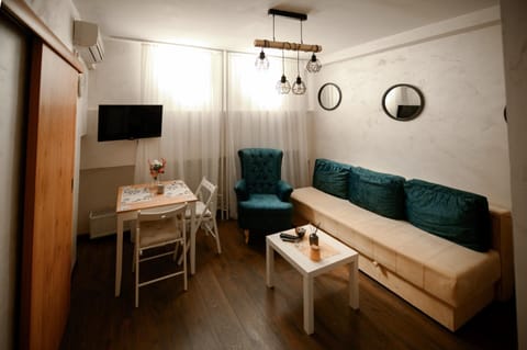 Communal lounge/ TV room, TV and multimedia, Living room, Seating area, Dining area, Evening entertainment