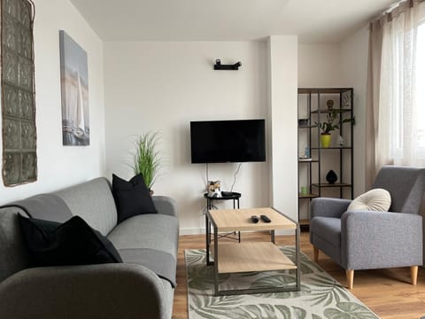 TV and multimedia, Living room, Evening entertainment