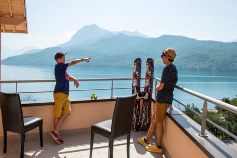 View (from property/room), Balcony/Terrace, Lake view, Mountain view