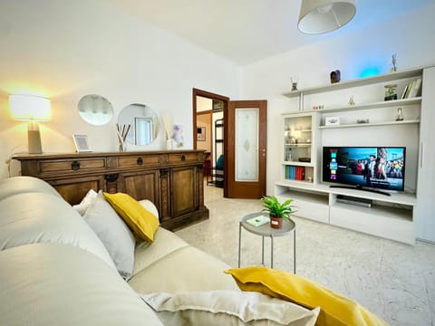 Communal lounge/ TV room, TV and multimedia, Living room, Seating area
