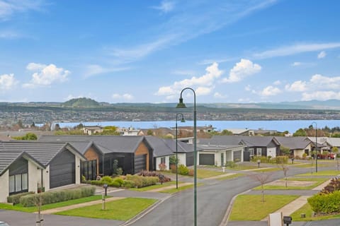 View (from property/room), Lake view, Mountain view, Street view, Quiet street view