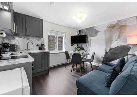 TV and multimedia, Coffee/tea facilities, Kitchen or kitchenette, Living room, Seating area, Dining area, Evening entertainment, minibar, oven, stove