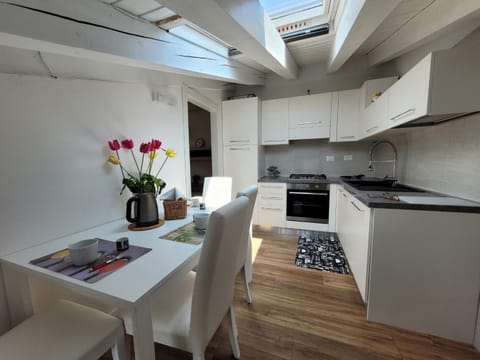 Kitchen or kitchenette, Dining area, oven, stove