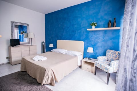 Photo of the whole room, Decorative detail