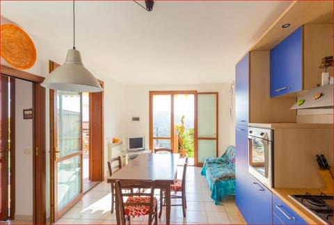 TV and multimedia, Kitchen or kitchenette, Living room, Seating area, Dining area, oven, stove