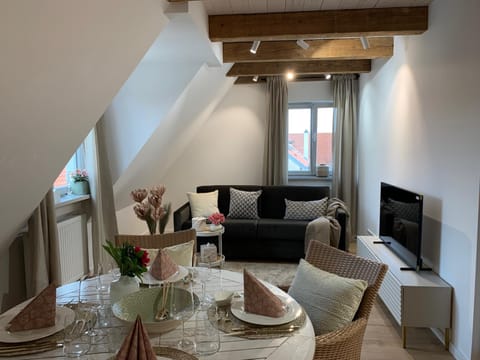 TV and multimedia, Living room, Seating area, Dining area