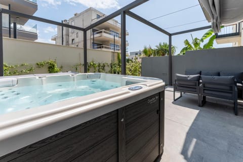 Patio, Day, Natural landscape, Hot Tub, Hot Tub, sunbed