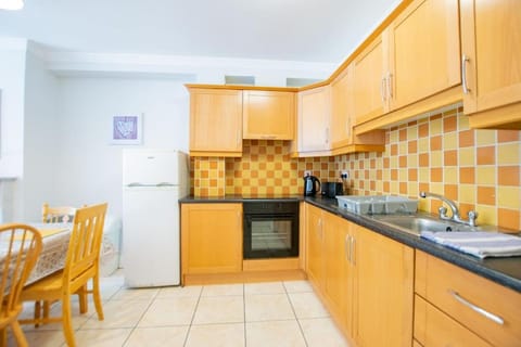 93 - Roomy Townhouse by Shortstays House in Galway