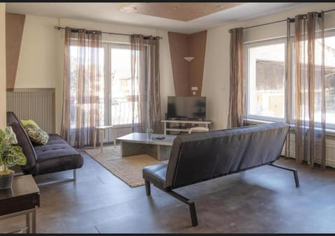 Property building, Patio, TV and multimedia, View (from property/room), Living room, Seating area, Family, Family, Parking, internet