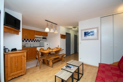 TV and multimedia, Kitchen or kitchenette, Living room, Seating area, Dining area
