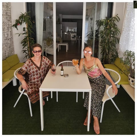 People, Balcony/Terrace, Seating area, Guests, group of guests, internet, internet