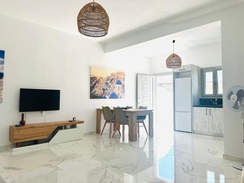 Kitchen or kitchenette, Living room, Seating area, Dining area, oven