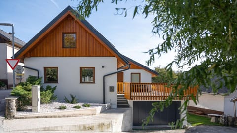 Property building, Neighbourhood, Garden view, Street view