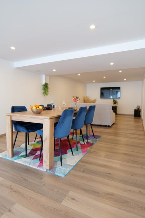 Kitchen or kitchenette, Seating area, Dining area