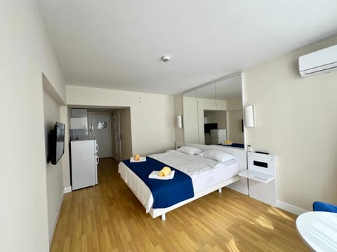 Bed, Kitchen or kitchenette, Photo of the whole room, towels, air conditioner