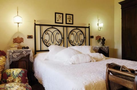 Bed, Photo of the whole room, Decorative detail