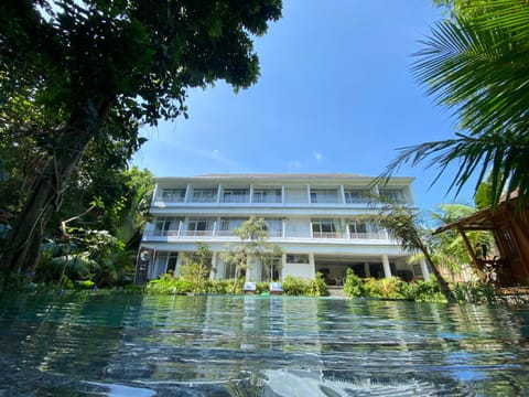 Property building, Spring, Day, Natural landscape, Garden, Garden view, Pool view, Swimming pool, Swimming pool