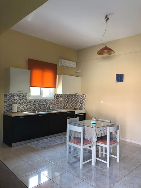 Kitchen or kitchenette, Dining area, minibar, stove, air conditioner