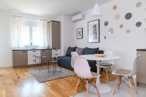 Kitchen or kitchenette, Living room, Seating area, Dining area