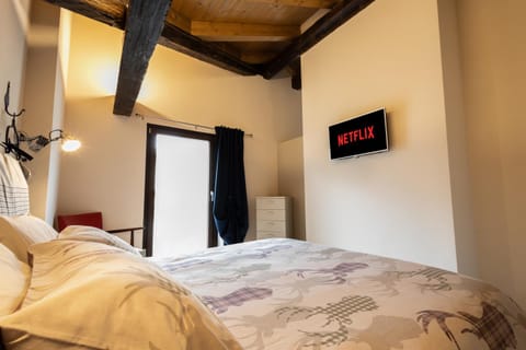 Bed, TV and multimedia, Bedroom