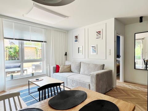 Garden, TV and multimedia, Living room, Photo of the whole room, Seating area, hair dresser