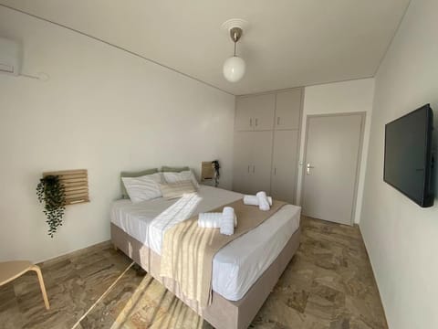 Bed, TV and multimedia, Photo of the whole room, Bedroom, towels, wardrobe