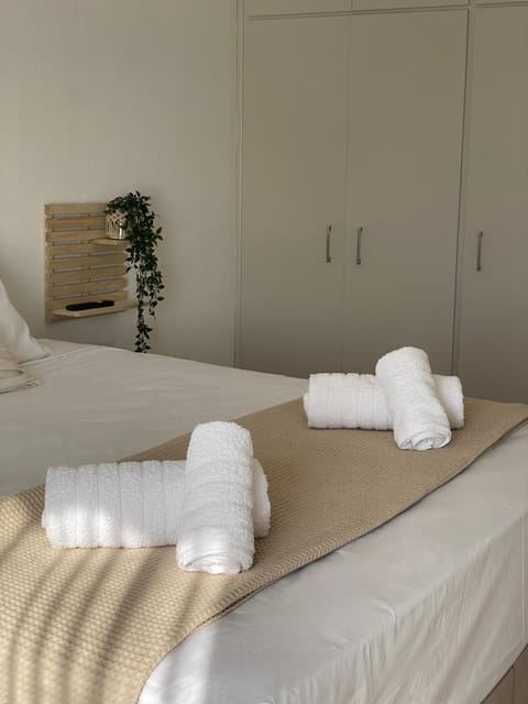 Bedroom, towels