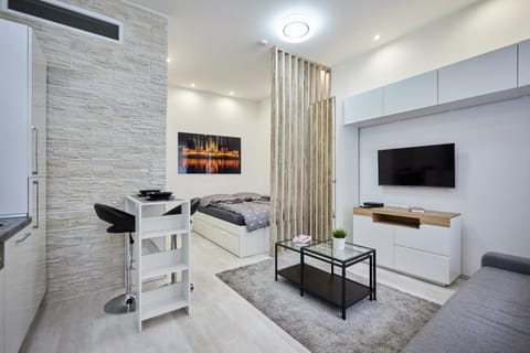 Bed, TV and multimedia, Seating area