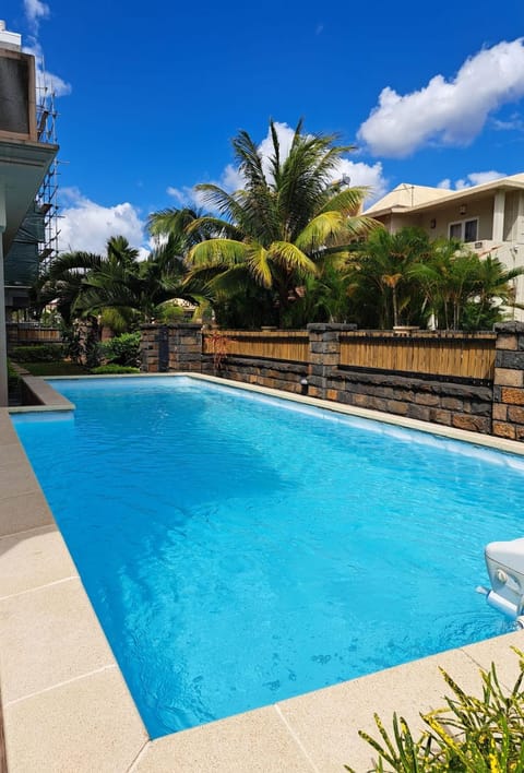 Day, Pool view