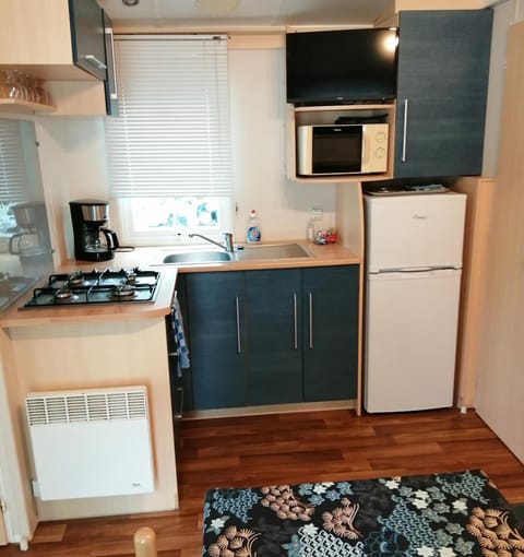 Coffee/tea facilities, Kitchen or kitchenette, minibar, stove