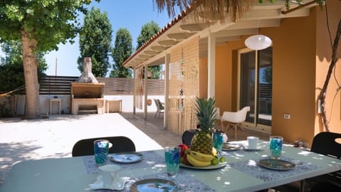 Property building, Food and drinks, Dining area