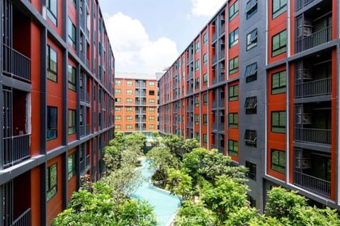 Property building, Day, Neighbourhood, Natural landscape, Garden, City view, Garden view, Street view