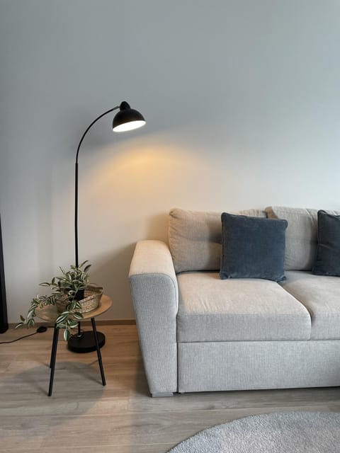 Bed, Seating area, hair dresser